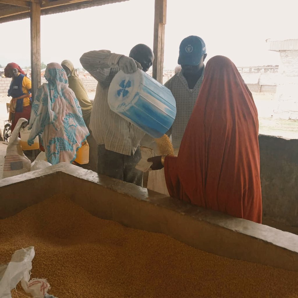elvisnjabe44's tweet photo. @wfplogistics is only Done. When #FSQ ensures @WFP_Cameroon beneficiaries receive good quality food🍲👍#distribution_site in Maroua @WFP https://t.co/5LRb4xAbWe