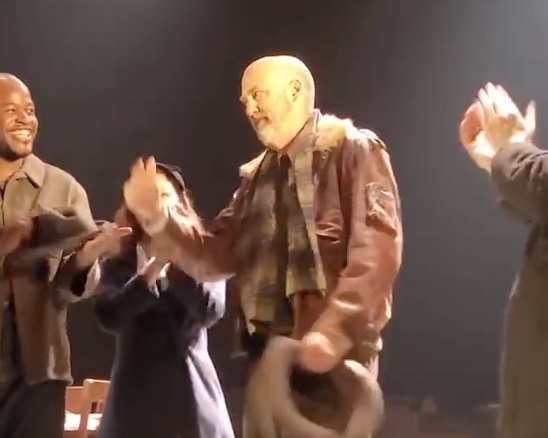 NewYorkTheater's tweet photo. Anthony Edwards has singlehandedly subverted #theActorsNightmare -- being on stage and not knowing your lines -- into the #ProducersDream -- having a famous actor (who doesn't know the lines, but is given the script) suddenly perform in your show, saving it.
@NorthCountryBwy https://t.co/c1NzjO6KRN