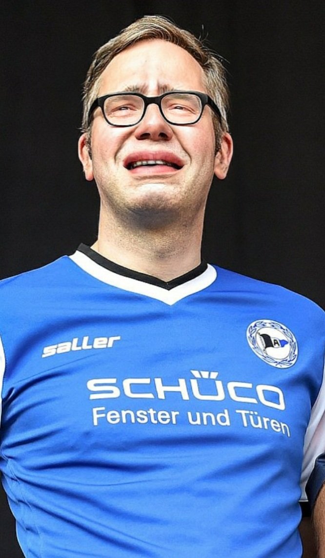 Lawnball_VAR's tweet photo. Dieses Gefühl, wenn man am 14. Spieltag auf Platz 11 stand und es am 34. Spieltag doch noch schafft sich für die #UCL zu qualifizieren
🆚️
Dieses Gefühl, wenn der Abstieg deiner Arminia am 34. Spieltag von dir bez. "ekligen und klebrigen Leipziger Modell" besiegelt wird. #DSCRBL https://t.co/0VSPBA8yLE