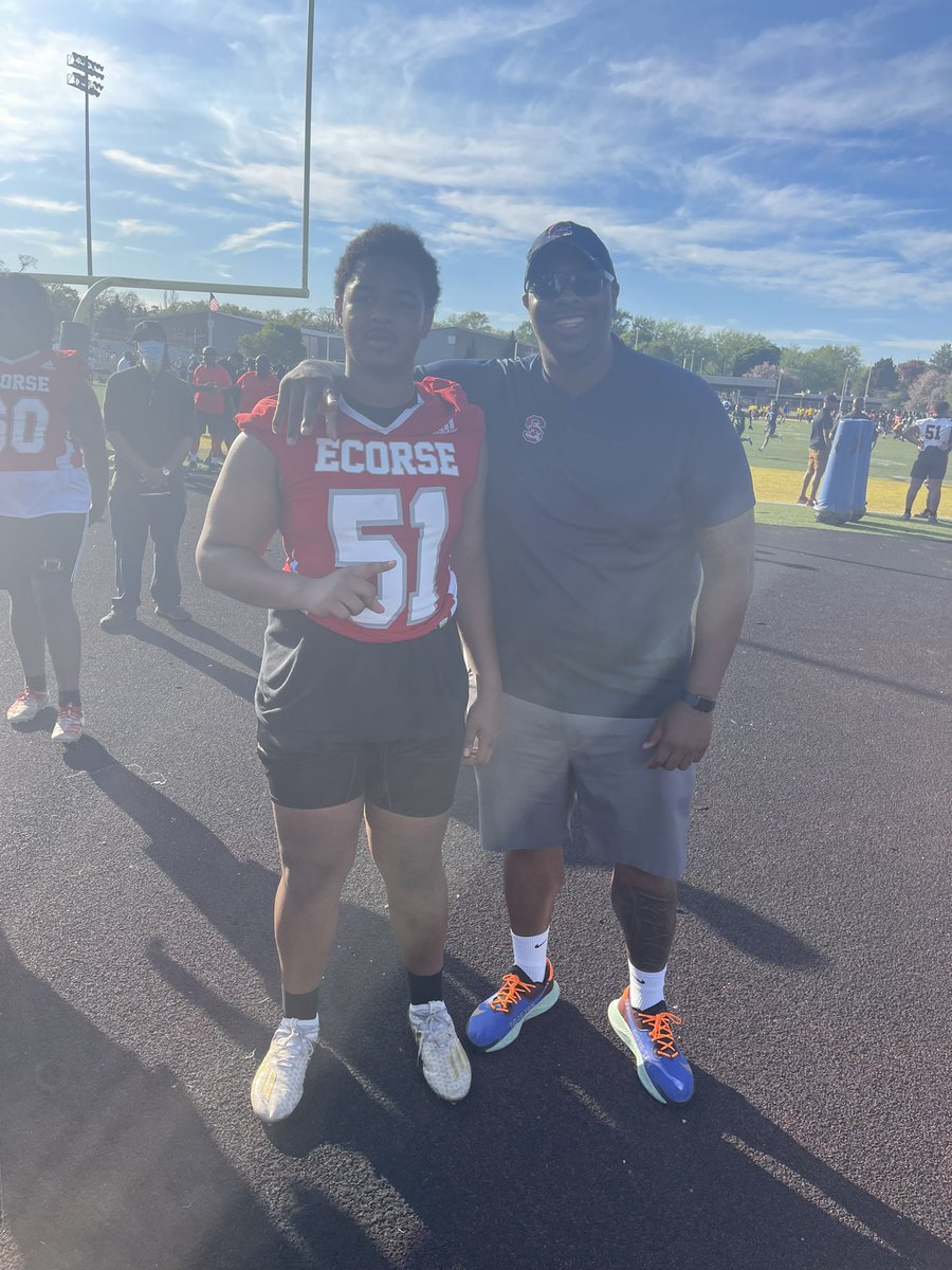 FombyBruce's tweet photo. Beyond Blessed to Receive my 3rd
Division 1 offer from South Carolina
State just wanna say thank you to coach
@CoachNGodd @CoachBlackwell_ @SMSBFootball @Sportsinthed_ 
@AllenTrieu @Rivals_Clint @jolafioye63 @DemetricDWarren https://t.co/pgisZn09Qr
