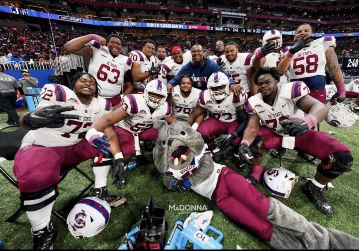 FombyBruce's tweet photo. Beyond Blessed to Receive my 3rd
Division 1 offer from South Carolina
State just wanna say thank you to coach
@CoachNGodd @CoachBlackwell_ @SMSBFootball @Sportsinthed_ 
@AllenTrieu @Rivals_Clint @jolafioye63 @DemetricDWarren https://t.co/pgisZn09Qr