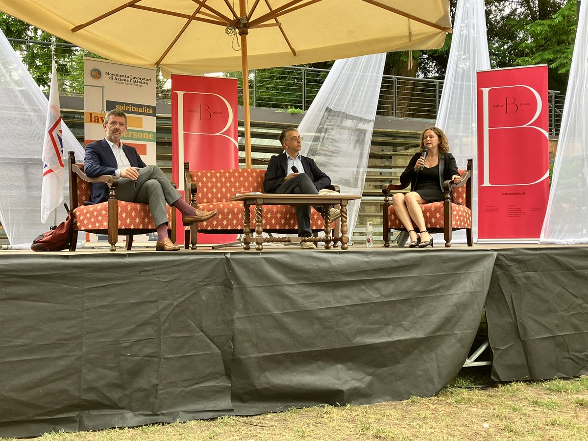 acadriarovigo's tweet photo. @SilviaZanella_ è necessario rimettere al centro la persona per capire quale è il futuro del lavoro, le competenze personali sono importanti, ancora più di quelle tecniche https://t.co/y9BQaw9ylb