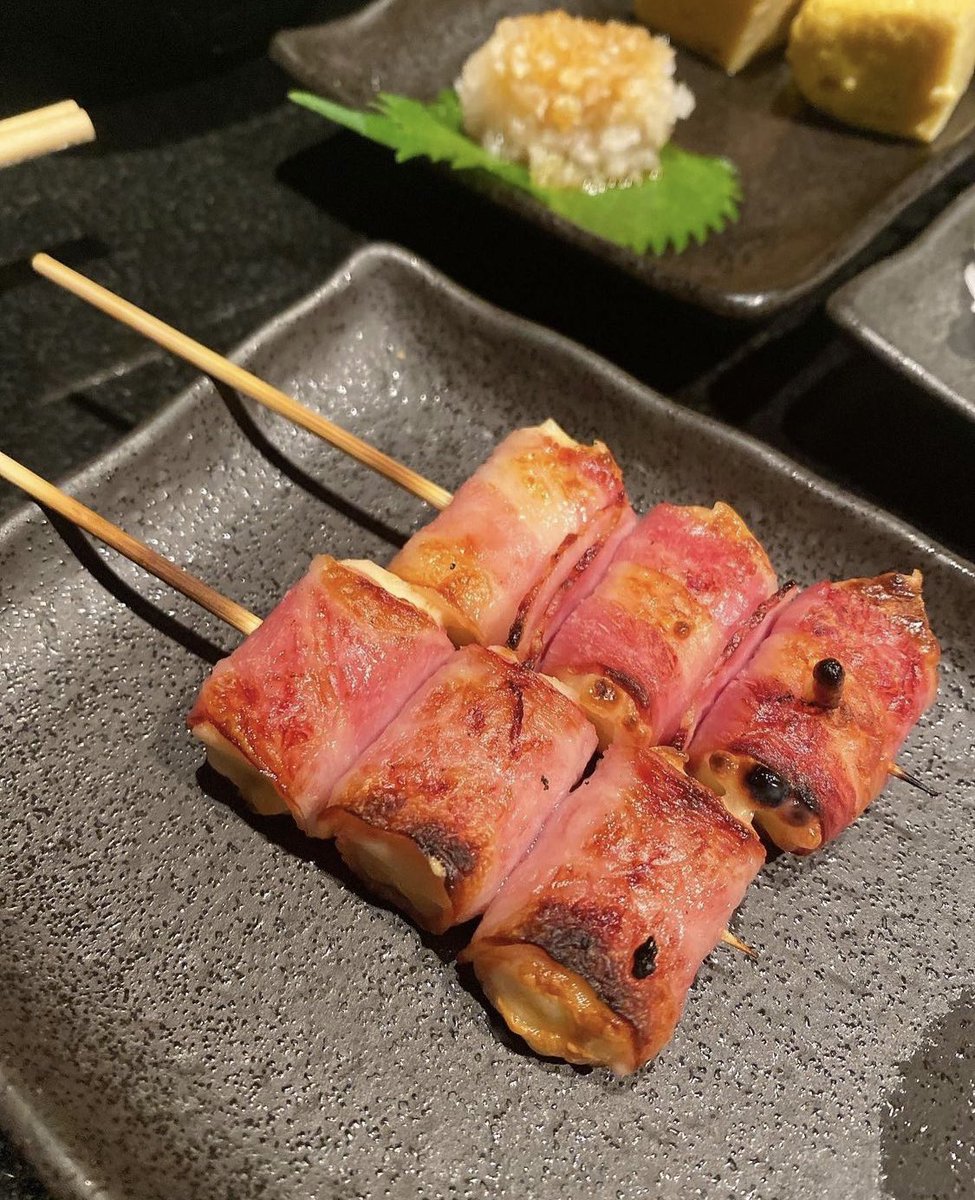 gohandayow's tweet photo. 📍���もたろう /恵比寿
えびじゃが過去動画で紹介してた「コスパ良し雰囲気良しな居酒屋」ももたろうに行ってきた！
焼き鳥とかも1本90円～
フードも390円～
ドリンクも1杯390円前後
とかで美味しいのにコスパいい🤦‍♀️
店内も落ち着いた雰囲気で暗めで
デートにも女子会にも良さそうなお店だった♪ https://t.co/jclmVPqWND