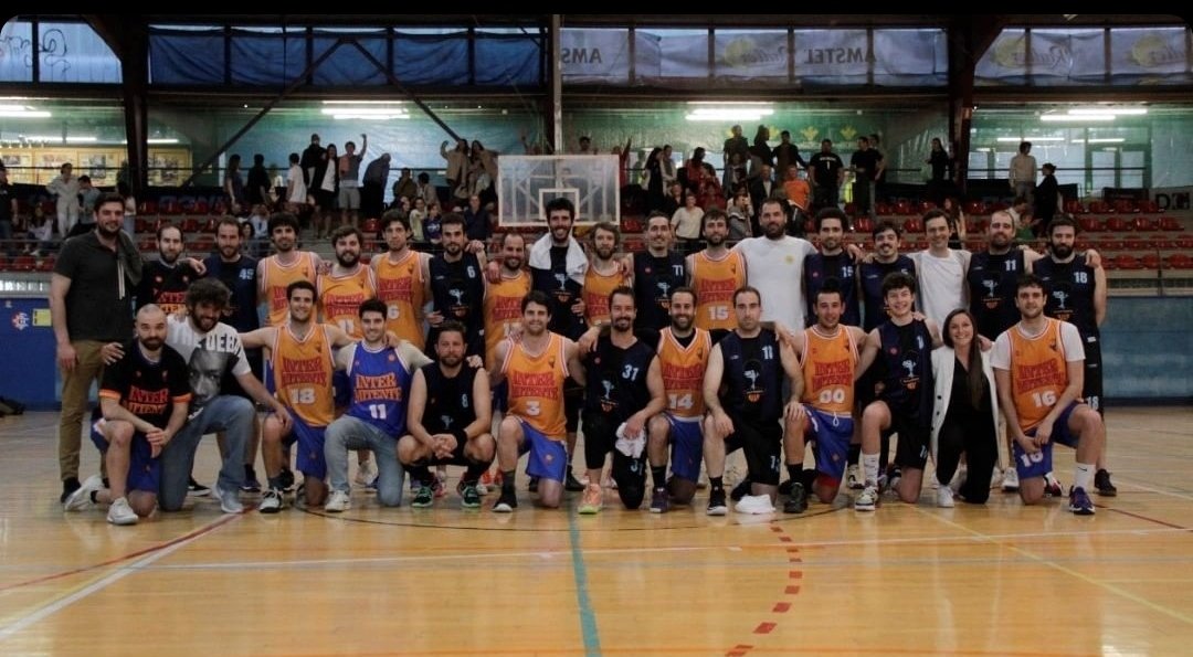 donostidolphins's tweet photo. Que mejor que terminar la liga jugando un partidazo contra un equipo hermano @inter_d_mitente 🧡💙 Zorionak mutilak!!! https://t.co/drvhFVmpqR