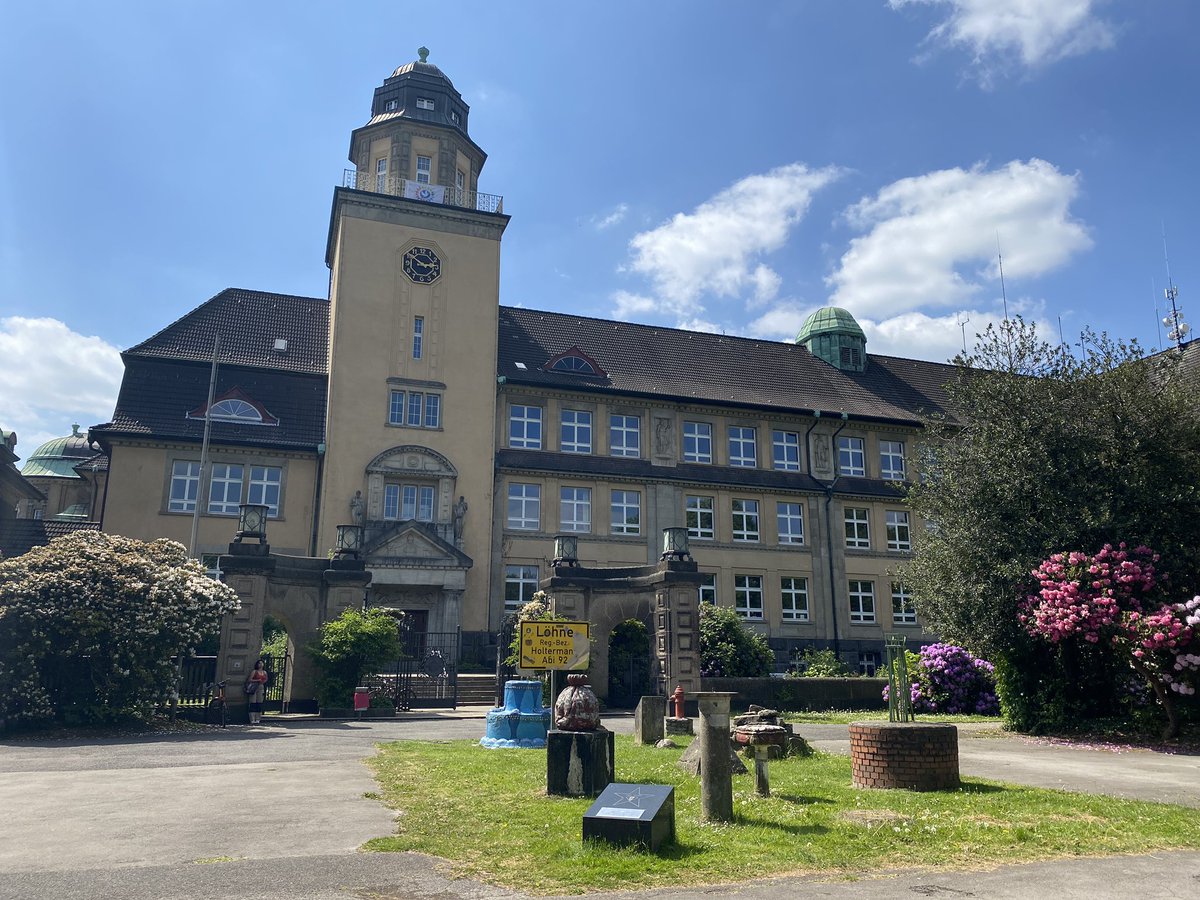 HaidaHakkinen's tweet photo. etwas #geocachen in #Essen #Bredeney und bei #Krupp mal Guten Tag gesagt😀
#Ruhrgebiet #Ruhrpott #Goetheschule #Wasserturm #schönhier https://t.co/FSn1Zl6RaM