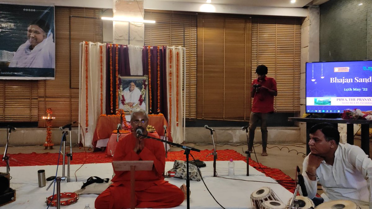 PranayamReside1's tweet photo. Some glimpses from the Bhajan Sandhya today evening. https://t.co/439YE71aAm