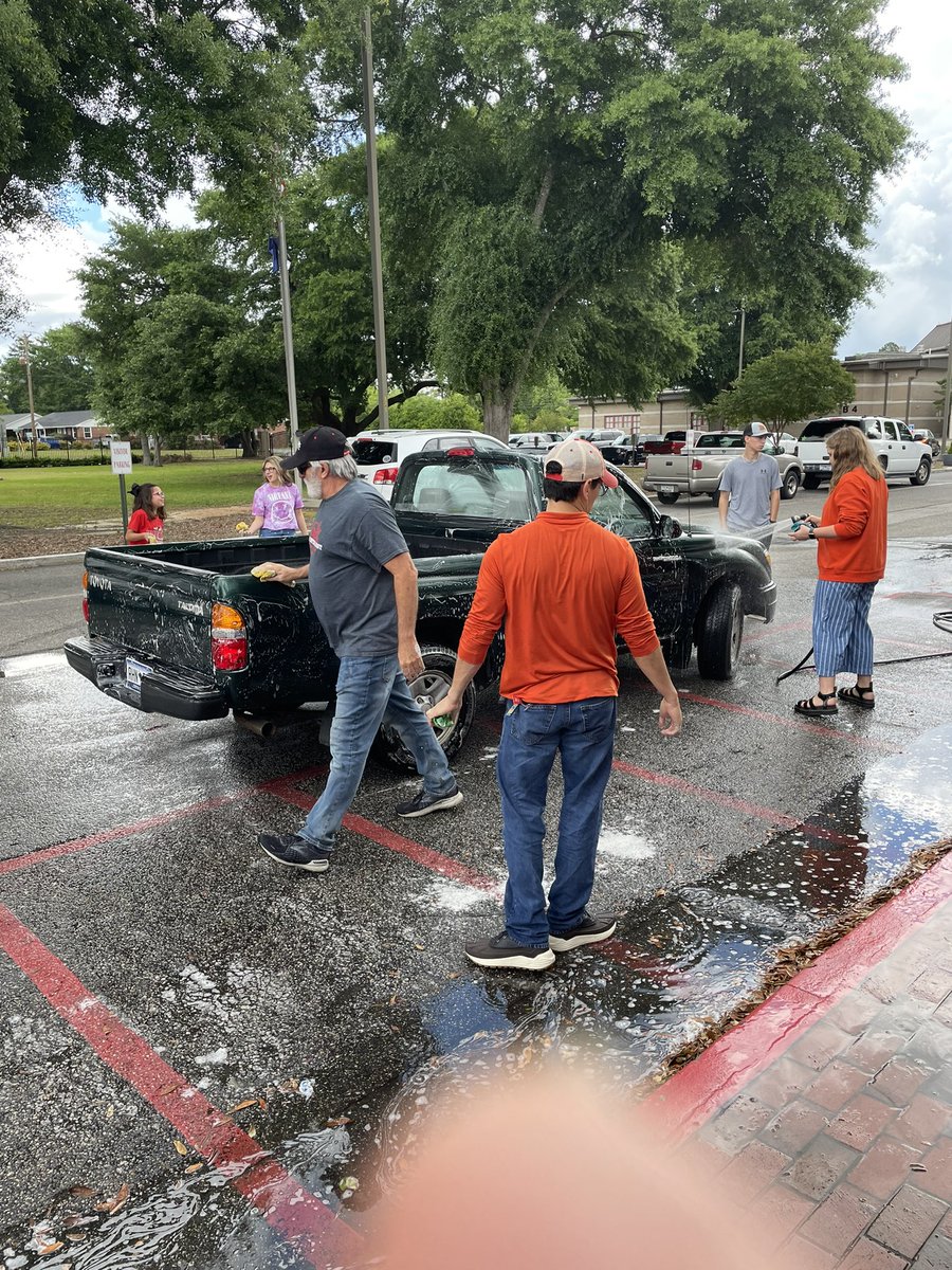 DCSDSuper's tweet photo. Hartsville High representing with free car wash and hotdogs!  #DCSDRAKDAY https://t.co/ZLNLKmGbdL
