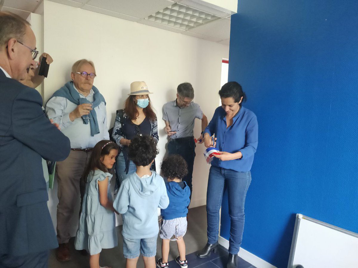 sarahelhairy's tweet photo. Inauguration de ma permanence de campagne ✂️

Je sais pouvoir compter sur vous pour donner une majorité à @emmanuelmacron aux #electionslegislatives2022 ! 

Merci pour votre mobilisation à mes côtes 🙏 https://t.co/fe95WdfgHt