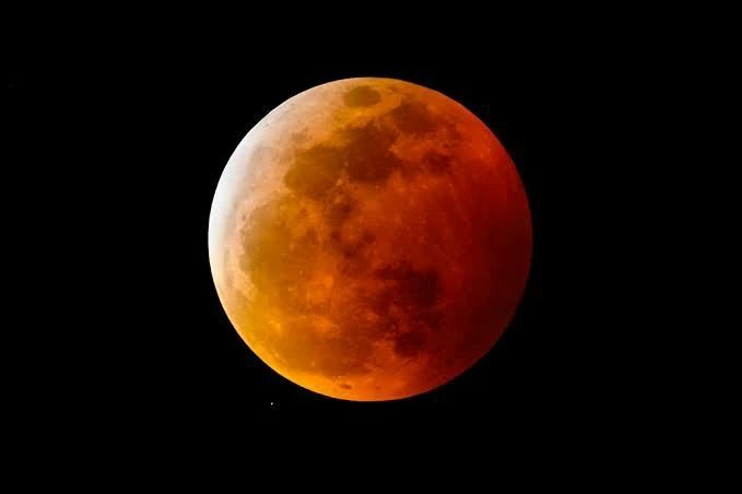 in_maos's tweet photo. Eclipse total com 'Lua de Sangue'
Um eclipse #lunar total com uma "Lua de Sangue" poderá ser visto no Brasil na noite de domingo (15/05).
Este será o único eclipse lunar total que acontecerá neste ano, segundo os astrônomos. O próximo será apenas em maio… https://t.co/2IuQrWw2rT https://t.co/WPwbl64291