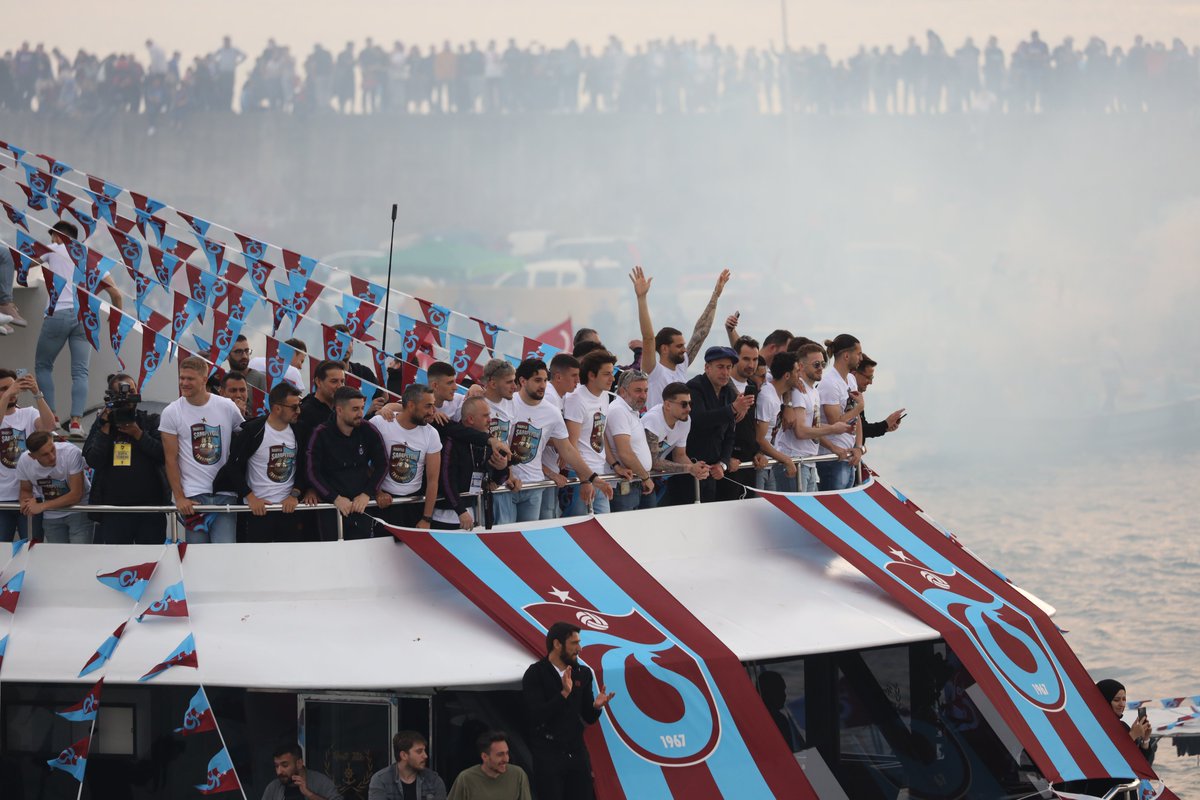 Trabzonspor's tweet photo. 🏆 Şampiyonlar taraftarlarımızı selamlıyor! 👋 https://t.co/f2p7QRkxf4