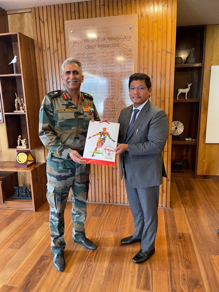 GhatakPlatoon47's tweet photo. #IndianArmy
#LtGenKKRepswal, #COS #EasternCommand called on @CMO_Meghalaya at #Shillong and discussed issues related to civil military cooperation. 
@adgpi
@Go_Gurez https://t.co/0ON7G1MEmf