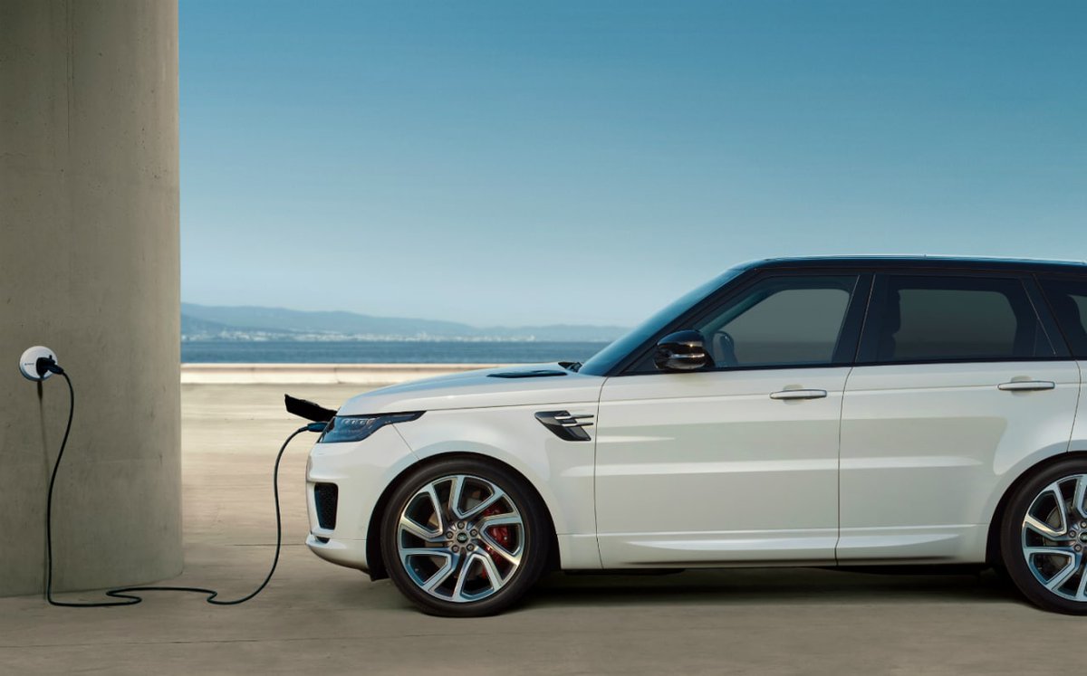 DollarBillPage's tweet photo. Land Rover revealed the newest addition to its lineup, an all-new Range Rover Sport. It's a cult favorite among the brand’s fans, with the mid-size SUV known more for its street prowess than its performance off pavement. 
#stocks #rangerover #electricity https://t.co/bAePL5i43E