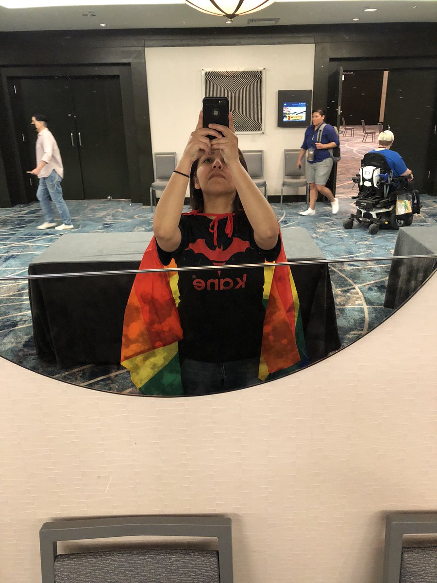 manson26's tweet photo. Wallis tied my cape on me and now I don’t want to take it off 😂 #qfxevents https://t.co/4pDMHQaptP