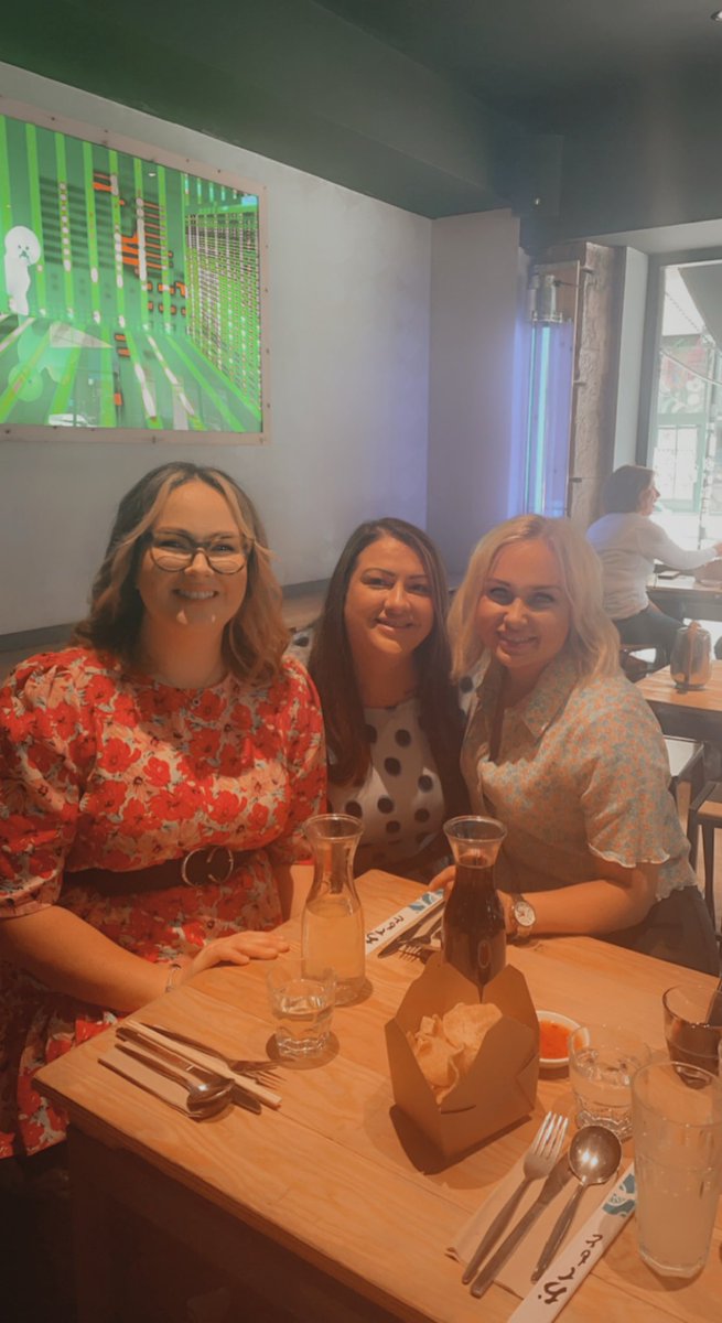 white_lyndsey's tweet photo. #nurses out #drinks #crackingpairofjugs table 1 at the counting house if anybody fancies buying us a drink 😂😂😂 #nurses #glasgow #neuronurses #scrubnurses 🎉🎉🎉 https://t.co/6siD1lz1BP