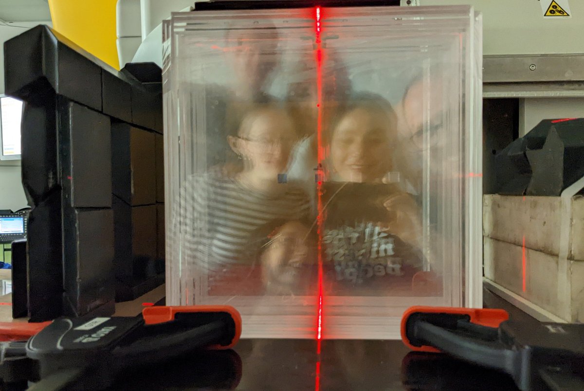 MitraJoon's tweet photo. Phantom selfie!
The little cube is a boron insert inside a PMMA phantom &amp; past the primary radiation field.
We're measuring the gamma line emitted through boron neutron capture in proton therapy for online QA in #ncept.
It is working 🎉
#cancerresearch #Cancer #Research #physics https://t.co/6M0KkEnwFj