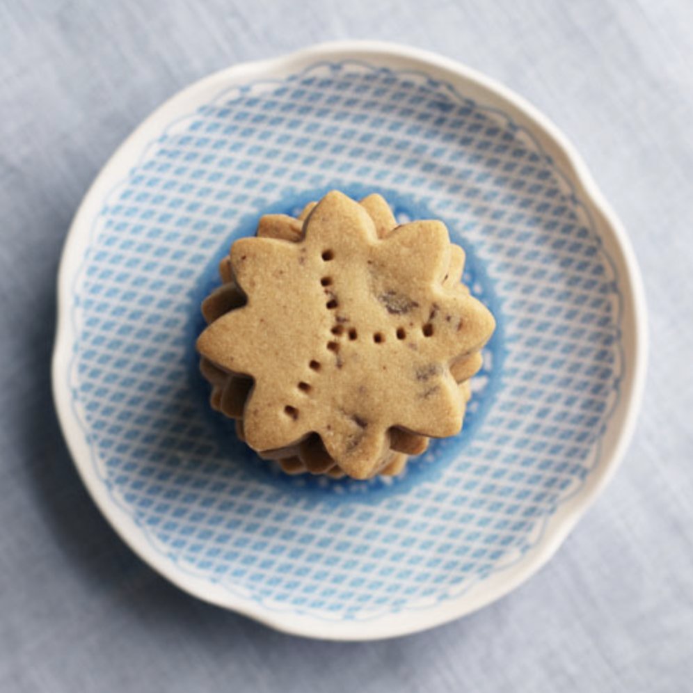 Celebrate Fair Trade Day with shortbread from <a href="/jaynemaynard/">Jayne Maynard</a> Made with India Tree Light Muscovado, these Chocolate Chunk Shortbread cookies have a buttery, brown sugar flavor. 

thisweekfordinner.com/chocolate-chun…