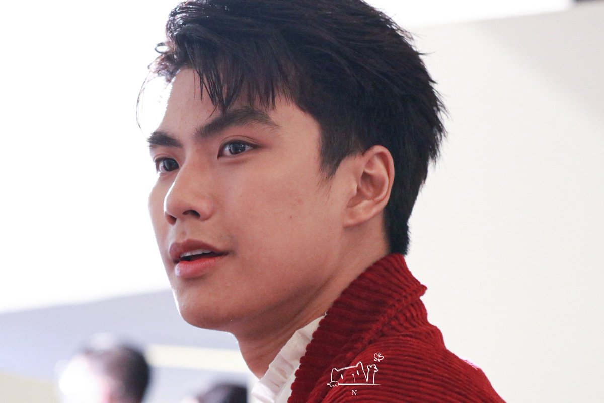 Gohyemee_ohmnnn's tweet photo. ค่อยๆยิ้มทีละนิดจนถึง ยิ้ม5พันของโอมภวัต😊
หลงรักในรอยยิ้มนี้.... 😀
#SharismaShowcase #ohmpawat #ยิ้ม5พันของโอมภวัต #NNNPHOTOS https://t.co/edjgjhZlem