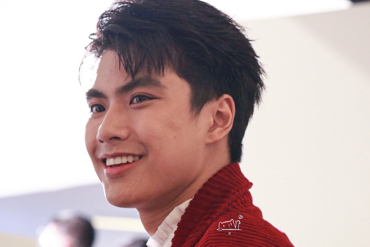 Gohyemee_ohmnnn's tweet photo. ค่อยๆยิ้มทีละนิดจนถึง ยิ้ม5พันของโอมภวัต😊
หลงรักในรอยยิ้มนี้.... 😀
#SharismaShowcase #ohmpawat #ยิ้ม5พันของโอมภวัต #NNNPHOTOS https://t.co/edjgjhZlem
