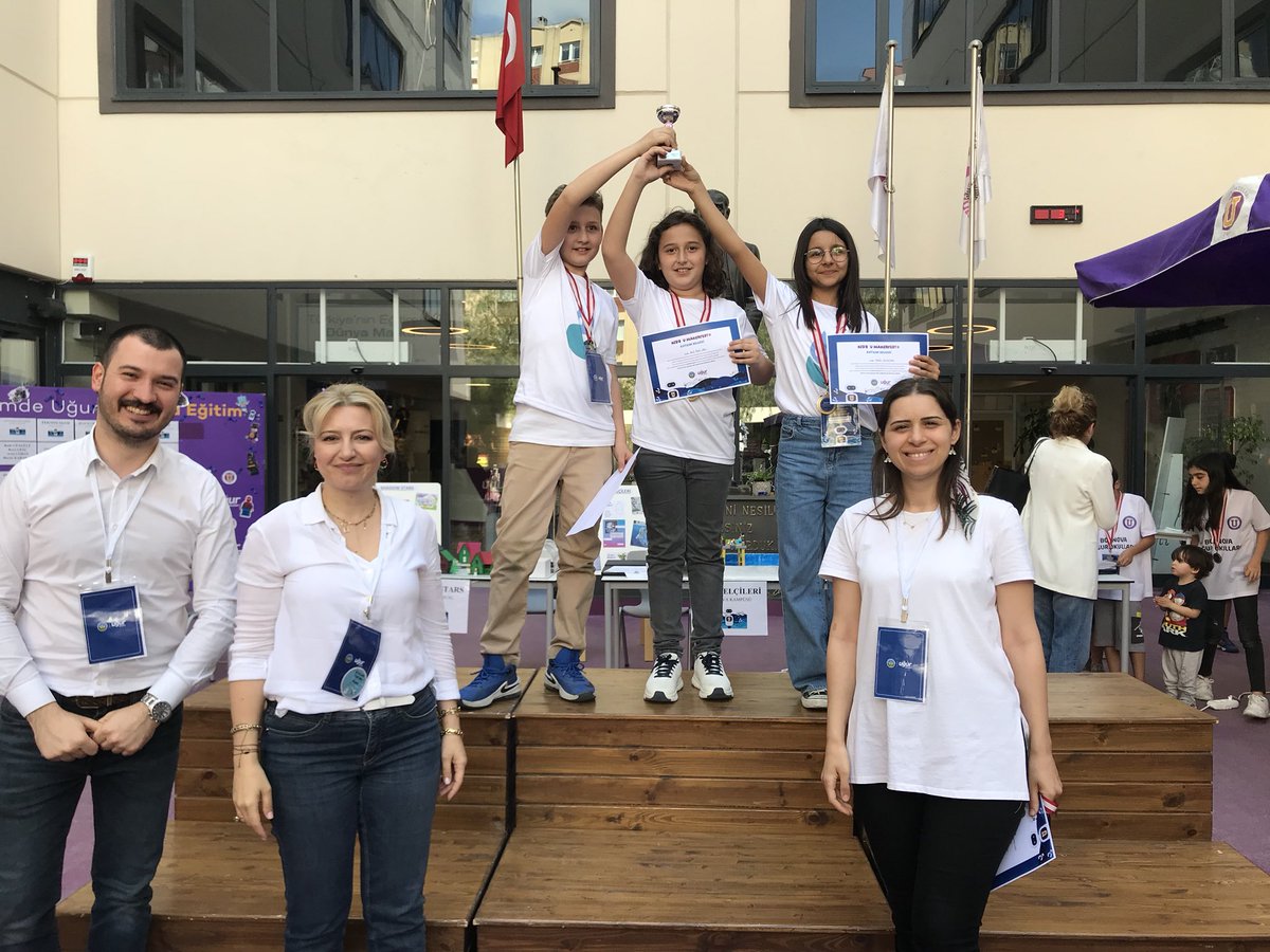 UOBornova's tweet photo. Veee KID’S U-MAKER FEST Ege Bölgesi kazananları belli oldu🏆🏆
Takımlarımız ödüllerini aldı. Öğrencilerimizi tebrik ederiz💐💐💐
#umaker #umakerkids #umakerfest #uğurluolmak
@UOBayrakli 
@BalikesirUgur 
@UOGuzelbahce 
@narliderekampus 
@denizliugur 
@karsiyaka_uo https://t.co/OvbxVziQwm