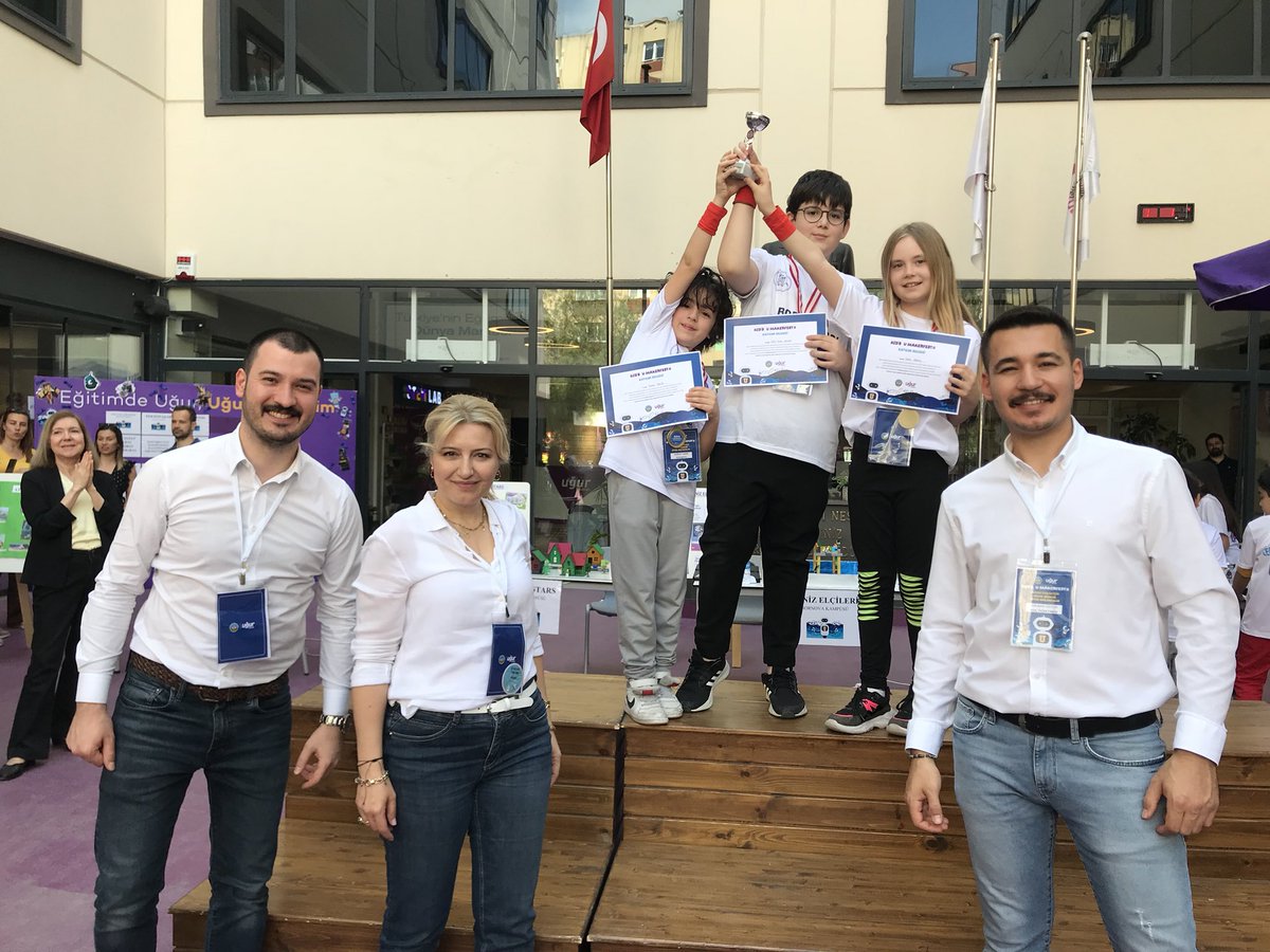 UOBornova's tweet photo. Veee KID’S U-MAKER FEST Ege Bölgesi kazananları belli oldu🏆🏆
Takımlarımız ödüllerini aldı. Öğrencilerimizi tebrik ederiz💐💐💐
#umaker #umakerkids #umakerfest #uğurluolmak
@UOBayrakli 
@BalikesirUgur 
@UOGuzelbahce 
@narliderekampus 
@denizliugur 
@karsiyaka_uo https://t.co/OvbxVziQwm