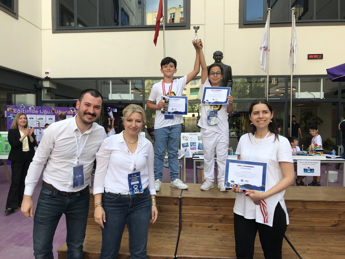 UOBornova's tweet photo. Veee KID’S U-MAKER FEST Ege Bölgesi kazananları belli oldu🏆🏆
Takımlarımız ödüllerini aldı. Öğrencilerimizi tebrik ederiz💐💐💐
#umaker #umakerkids #umakerfest #uğurluolmak
@UOBayrakli 
@BalikesirUgur 
@UOGuzelbahce 
@narliderekampus 
@denizliugur 
@karsiyaka_uo https://t.co/OvbxVziQwm
