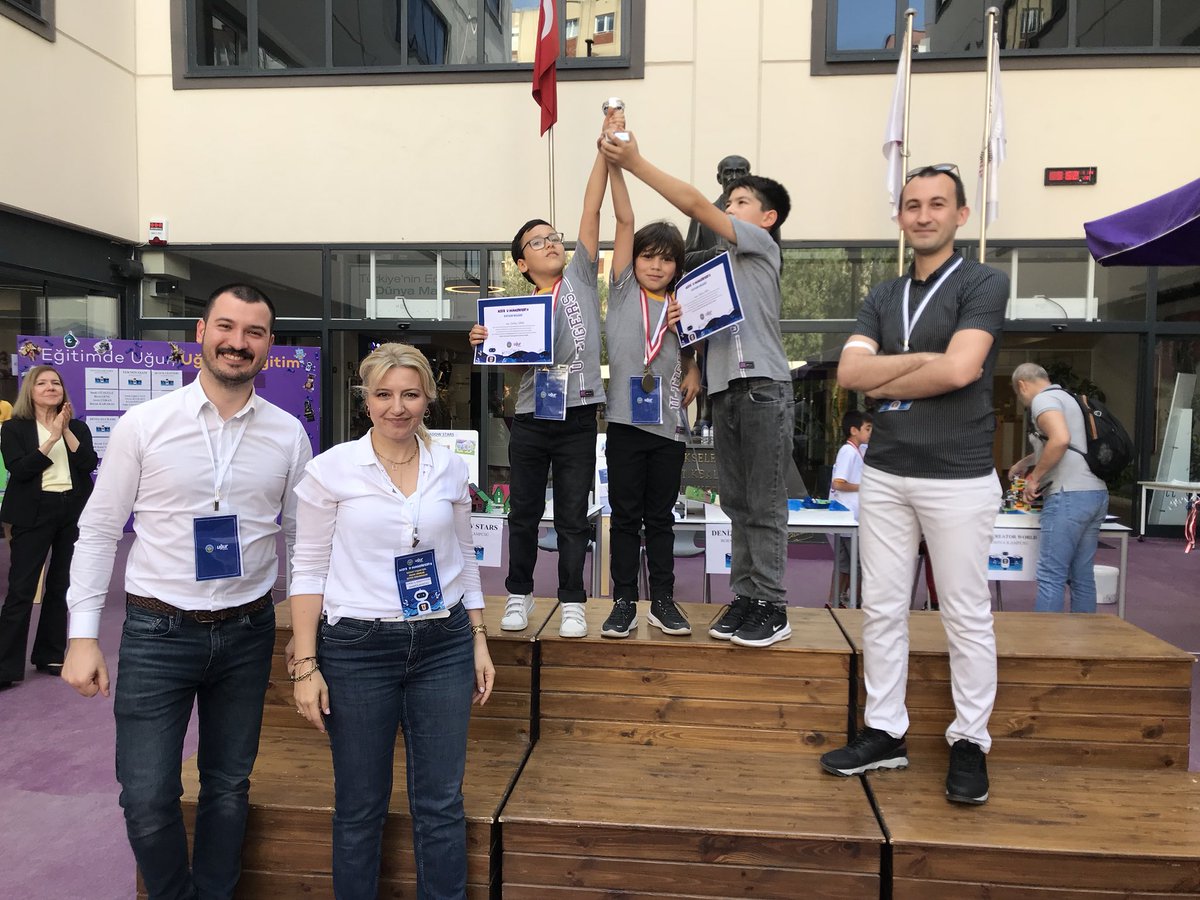 UOBornova's tweet photo. Veee KID’S U-MAKER FEST Ege Bölgesi kazananları belli oldu🏆🏆
Takımlarımız ödüllerini aldı. Öğrencilerimizi tebrik ederiz💐💐💐
#umaker #umakerkids #umakerfest #uğurluolmak
@UOBayrakli 
@BalikesirUgur 
@UOGuzelbahce 
@narliderekampus 
@denizliugur 
@karsiyaka_uo https://t.co/OvbxVziQwm