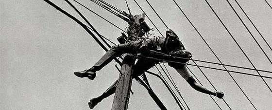LaHJCK's tweet photo. 1- Captada el 29 de enero de 1971 por #Metinides cuando el ingeniero de telecomunicaciones, Jesús Bazaldua se electrocutó cambiando una línea telefónica en Toluca.🧵 https://t.co/x1K17ZgP16