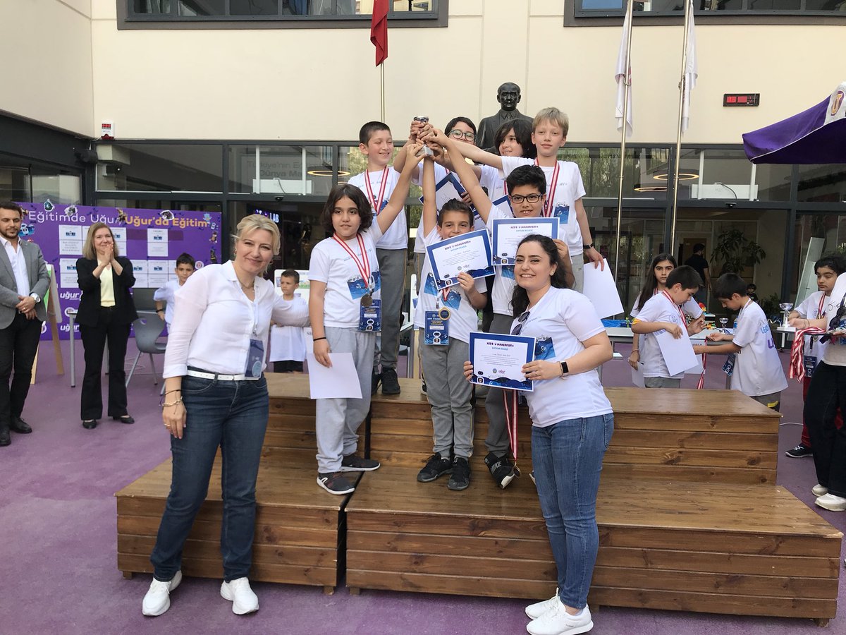 UOBornova's tweet photo. Veee KID’S U-MAKER FEST Ege Bölgesi kazananları belli oldu🏆🏆
Takımlarımız ödüllerini aldı. Öğrencilerimizi tebrik ederiz💐💐💐
#umaker #umakerkids #umakerfest #uğurluolmak
@UOBayrakli 
@BalikesirUgur 
@UOGuzelbahce 
@narliderekampus 
@denizliugur 
@karsiyaka_uo https://t.co/Q28NvJd159