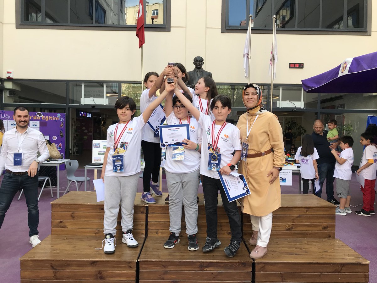 UOBornova's tweet photo. Veee KID’S U-MAKER FEST Ege Bölgesi kazananları belli oldu🏆🏆
Takımlarımız ödüllerini aldı. Öğrencilerimizi tebrik ederiz💐💐💐
#umaker #umakerkids #umakerfest #uğurluolmak
@UOBayrakli 
@BalikesirUgur 
@UOGuzelbahce 
@narliderekampus 
@denizliugur 
@karsiyaka_uo https://t.co/Q28NvJd159