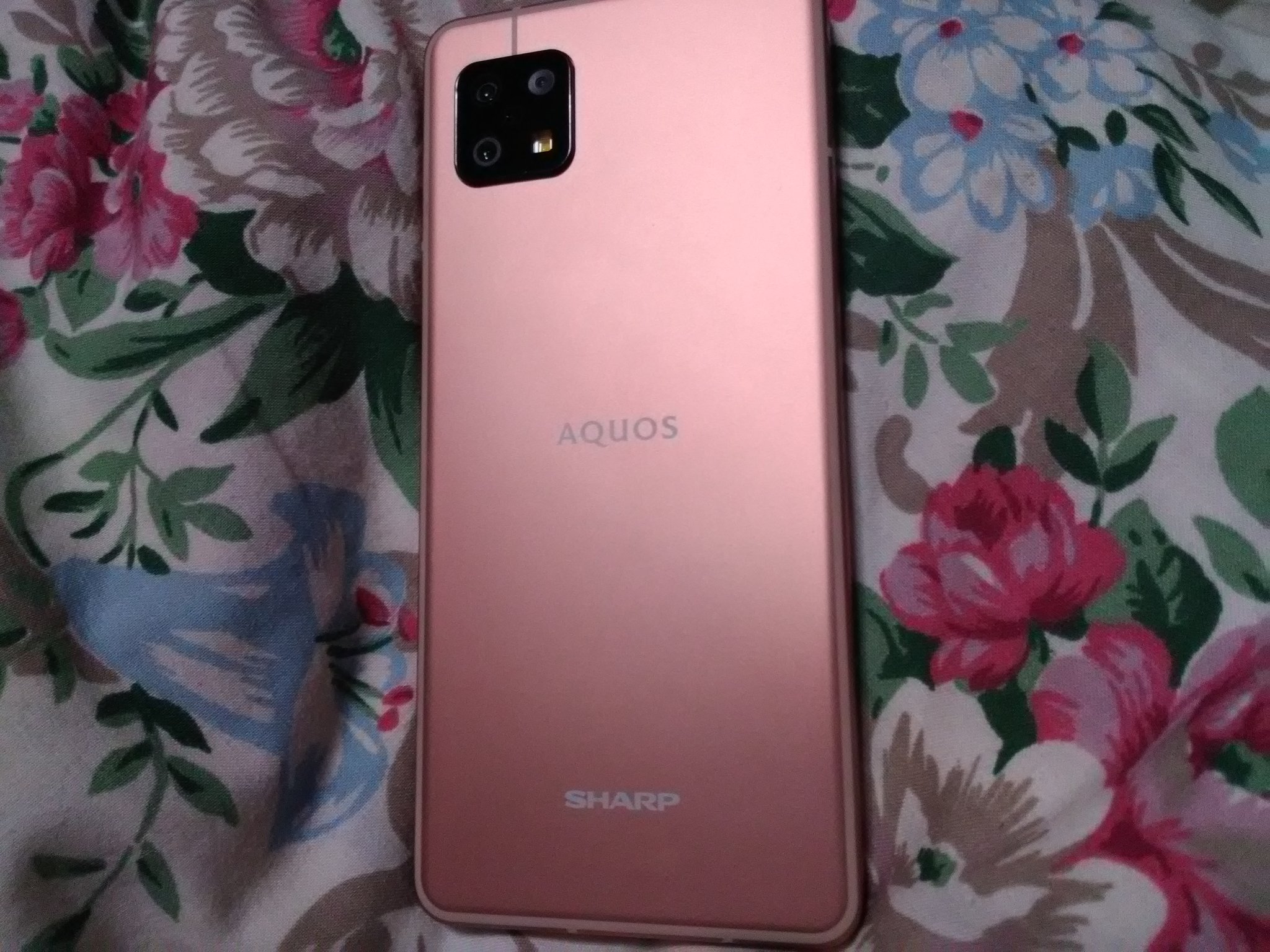 ドキンさん 別にシャープ好きって訳じゃなく ピンク好きなのでコレにしたw帰宅してバッテリー残量８３ 地下鉄の一部区間は不通に なるけど それを除けば非常に快適 データ移行終えたら旧スマホは解約する予定なんだけど 電話番号が変わったらツイッター