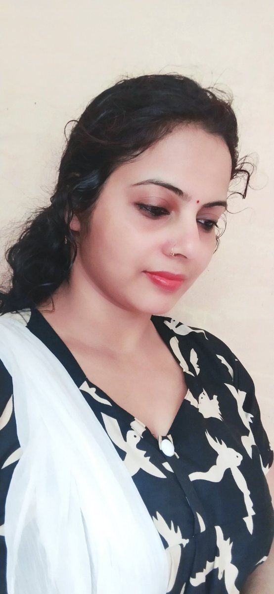 छोड़ दो दुनियादारी की अन्सुल्झी बातें 
तुम्हारी जिंदगी तुम्हें खुद जीनी है दुनिया को नहीं...
Good night friends❤️❤️