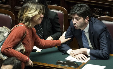 Fashiondonne1's tweet image. Entrambi ministri della salute.
Beatrice Lorenzin ha il Diploma di liceo classico. Roberto Speranza è laureato in scienze politiche. In sintesi, non capiscono un c...
PERICOLOSI!