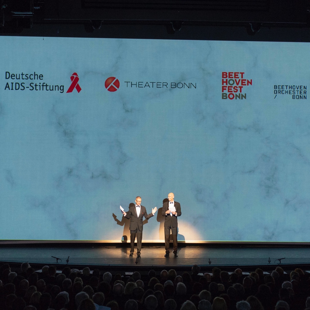 Beethovenorches's tweet photo. Jetzt einschalten – die Operngala ab 19 Uhr im Livestream.
⇢ https://t.co/TLGPkjjTmu
#beethovenorchesterbonn #theaterbonn #operngala #benefiz #johannesbkerner #tillbroenner
📸 T. Beu https://t.co/jgJ57ycN2R