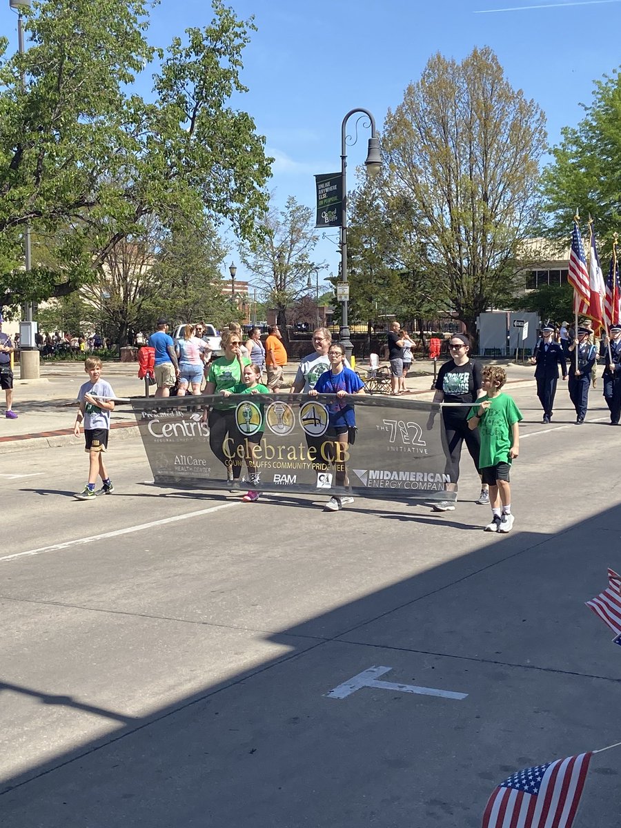 TracyAMathews's tweet photo. #CBProud of these Hoover Bulldogs with perfect attendance who were asked to lead the parade today! @CBCommSchools https://t.co/QKaaQdSpBV