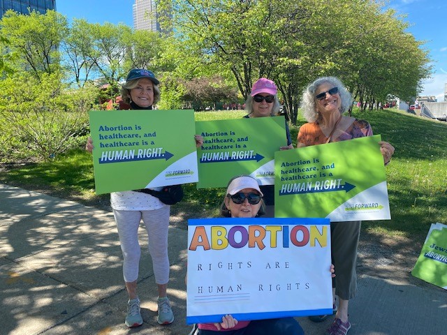 #BansOffOurBodies  rally in #Cleveland  #Jewsforabortionjustice ⁦