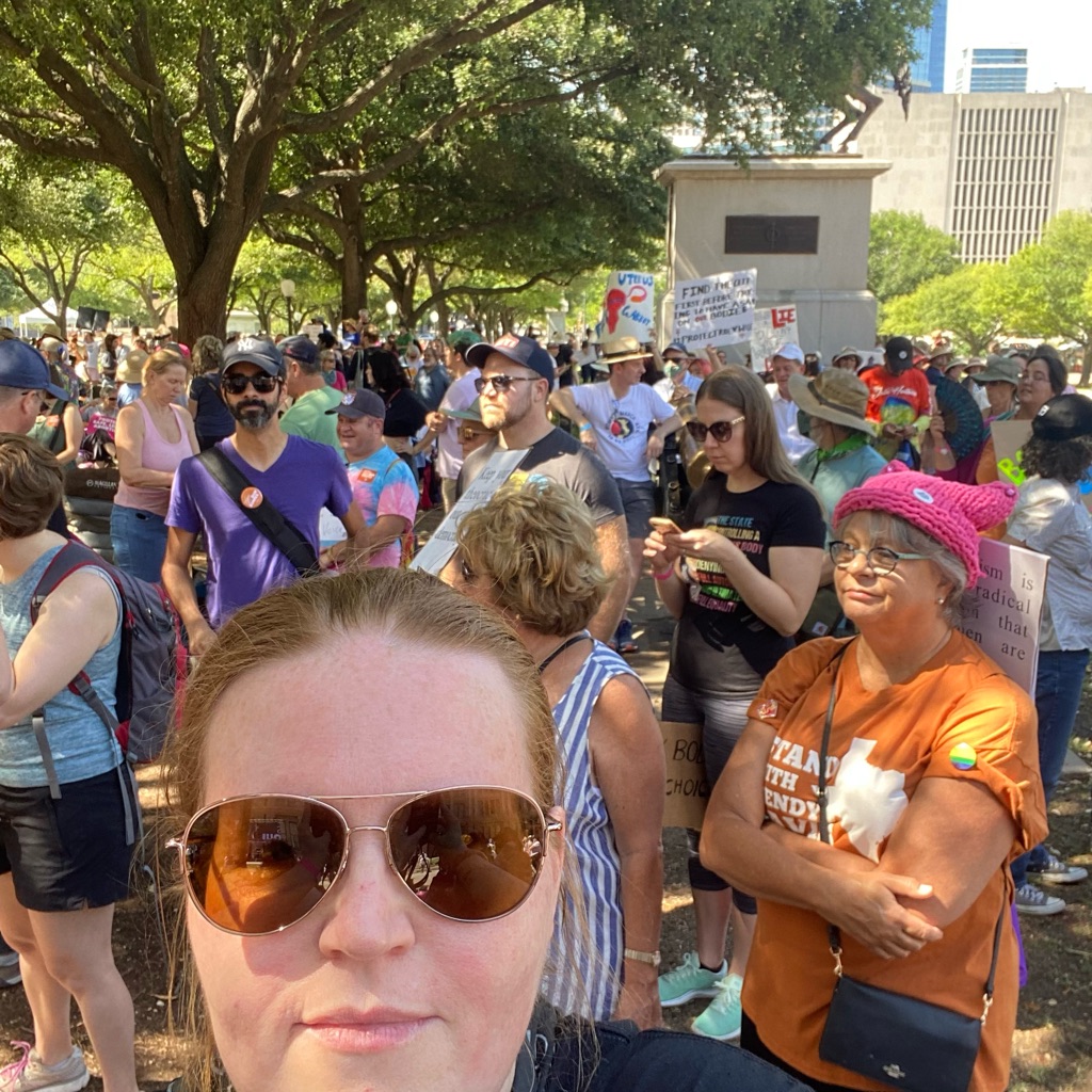 danielle_rail's tweet photo. About to get this party (re: protest) started! Come down and make your voice heard!#bansoffourbodies #rbgsentme #keepabortionsafe #womensrightsarehumanrights #prochoice #pp #idonotapproveofmygovernor #txlege #notjustabortion #ourbodiesourchoice https://t.co/cDu9k5IrUN