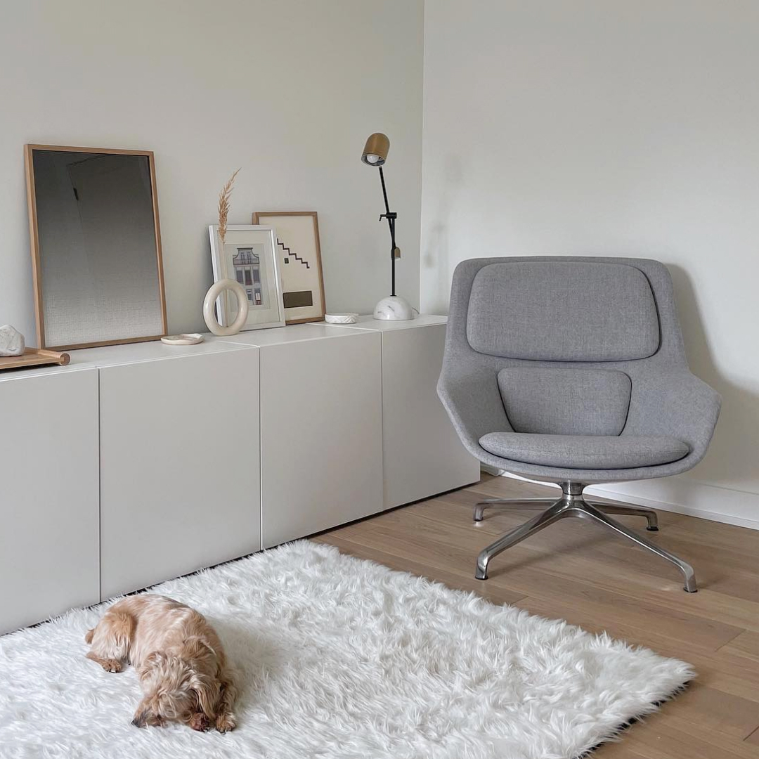 HermanMiller's tweet photo. Find warmth in minimalism. Albertsthome’s nook delivers cozy comfort with the Striad Lounge Chair, made with 100% wool or leather + inviting curves that are designed to nest and cradle the body—for dogs and humans alike. #hmathome
Photo c/o albertsthome https://t.co/MzDF4lSxeV
