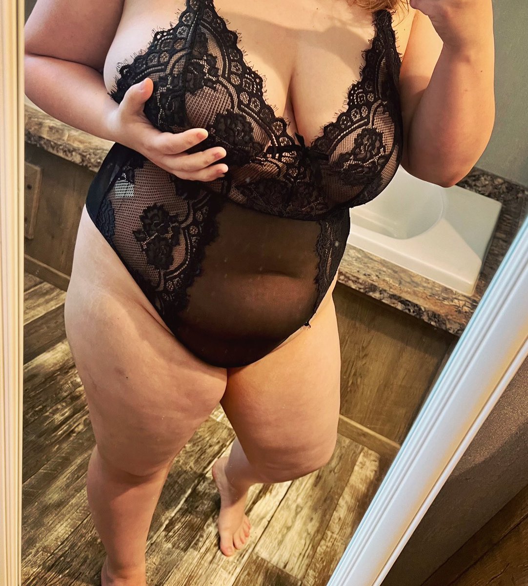 itsemeryrayne's tweet photo. good afternoon 😍 

#hotwife #sexywife #sexy #lingerie #of #onlyfarmers #onlygolf #playtime #bbw #bbwappreciation  #bbwbelly  #bbwbeauty  #bbwqueen #booty #thong #stretchmarks #rolls https://t.co/VHESkrJsO5