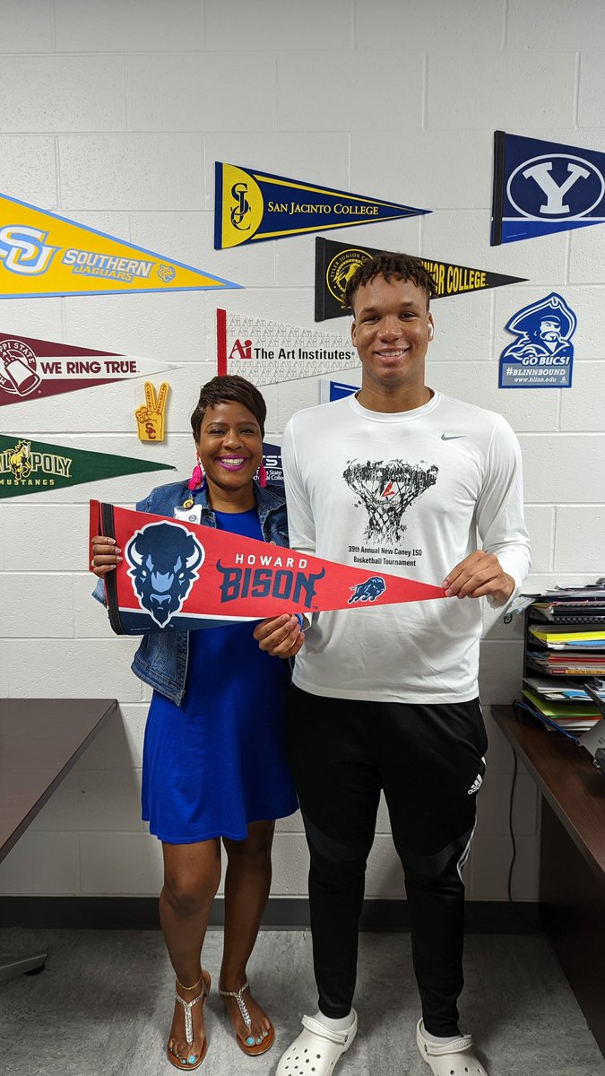 BridgelandCCS's tweet photo. Thanks for my new office pennant, Adam!!! #HowardBound #ClassOf22 #BearsOutโ๐พ https://t.co/QQZ66lhJwR