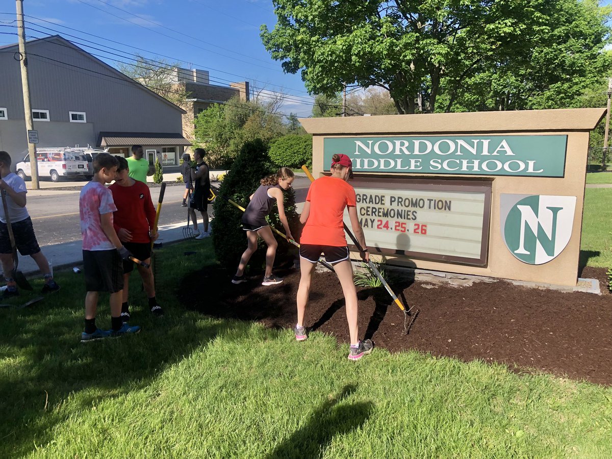 Coach_Simonetta's tweet photo. NMS athletes putting in quality work for Mulch Madness 🌳
Thank you @NordoniaBooster https://t.co/8eLrsFz5Y7
