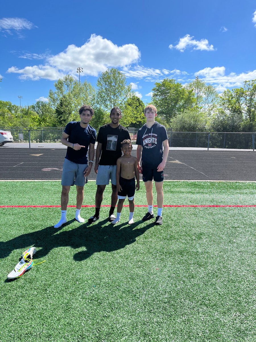 CoachCal_Lions's tweet photo. Early Bird Get The Worm First! 💯💪🏾 #OutWorkCrew #AlwaysEarned #TheRelentlessWay
@DevinJackson001 @Cjayknows @alexsmith304 https://t.co/odaJ5ioQFf