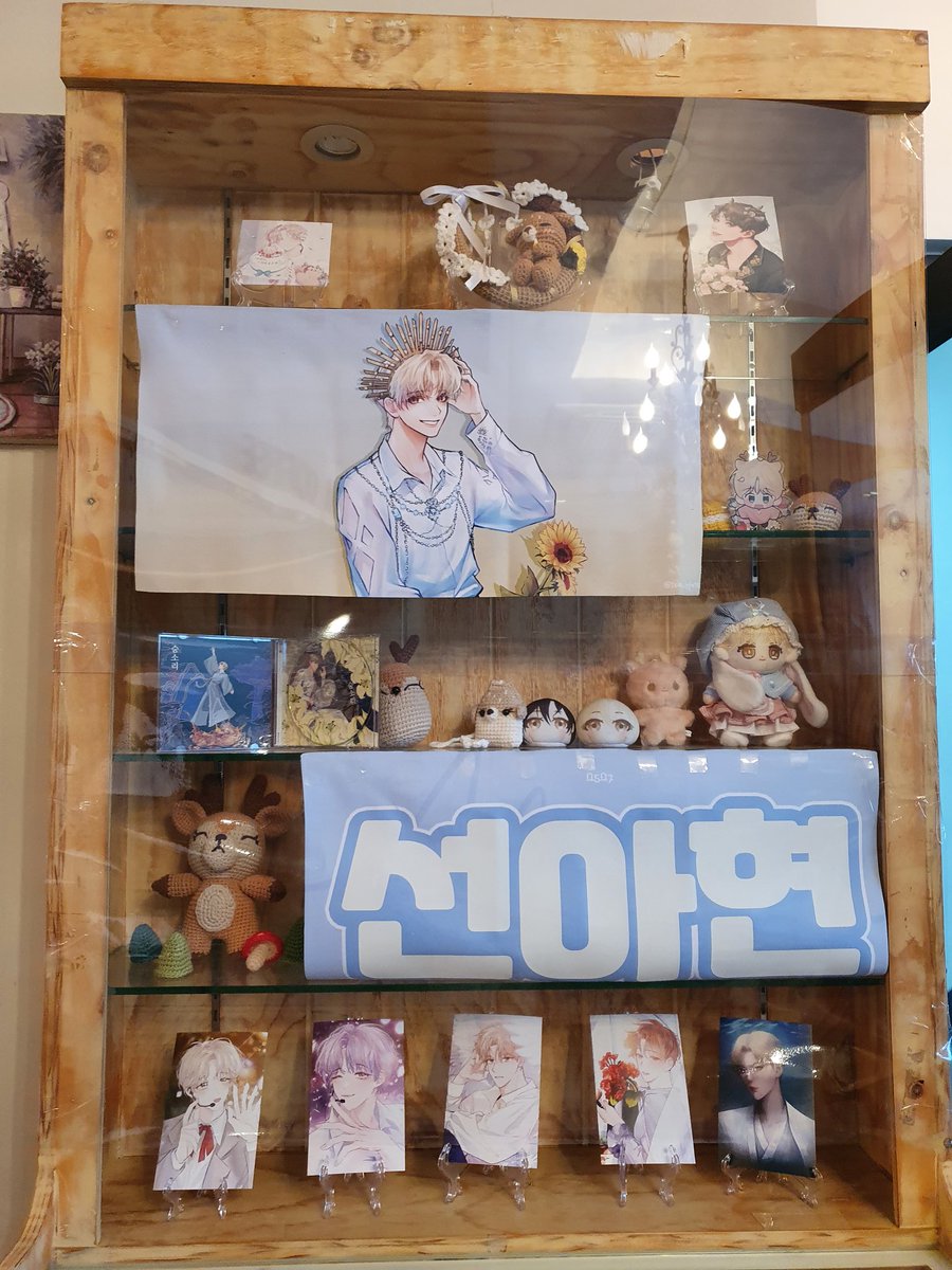 hhhj_byeo3957's tweet photo. #BABY_BAMBI_DAY
#햇살을_닮은_아현아_생일_축하해
홍대 생일카페 후기💕
포스터를 이미 몇십 번은 보고 갔는데도 실제로 보니까 더 예뻤어요ㅜㅜ 이런 갓작을 그리신 분들께 감사 인사를 드려야만. 카페 내부도 깔끔하게 잘 꾸며놓으셔서 힐링했어요ㅎㅎ https://t.co/XdidtMUp34