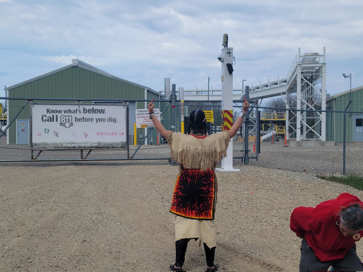 FamilysSoupTV's tweet photo. 5/14/22 this indigenous woman tells Enbridge how she feels about the Mackinac City plant. As she Moons The Endbridge plant, and gives them the middle finger. #Endbridge #Line5 #mackinaccity https://t.co/Yedrxn6MHZ