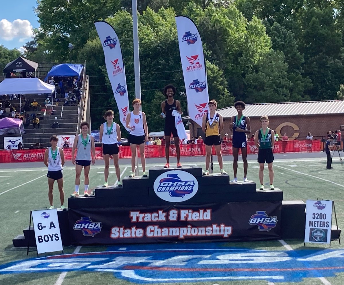 RHHSXCTF's tweet photo. Memphis Rich raced his heart out and finished 3rd in the 3200m. So awesome! #BTH @athletics_rhhs @RH_WildCatNews https://t.co/sg24ndFC2N