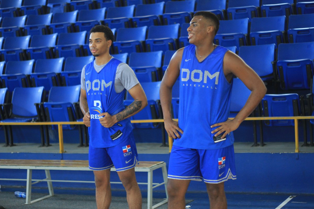 FedombalRD's tweet photo. Nuestra selección masculina U18 dio soporte a nuestro entrenador Alberto Zabala con los ejercicios de la primera parte de la “Reválida y Actualización de Entrenadores de Baloncesto 2022” #VamosDOM🏀🇩🇴 #Codebal #Entrenadores https://t.co/RjqcwbabCr