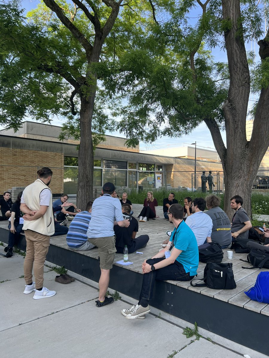 Die Session kreative KI findet  bei dem schönen Wetter draußen statt. #bchn22