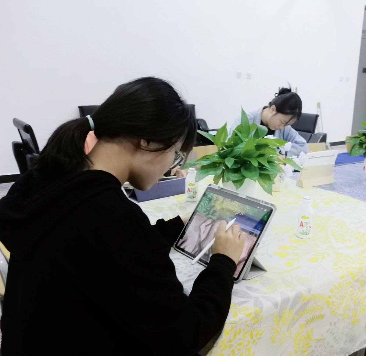 seedsofempower's tweet photo. Volunteers from west Yunnan University of Applied Sciences are illustrating the excellent stories from the 1001 Stories Tengchong project. https://t.co/LviTLn7QN4