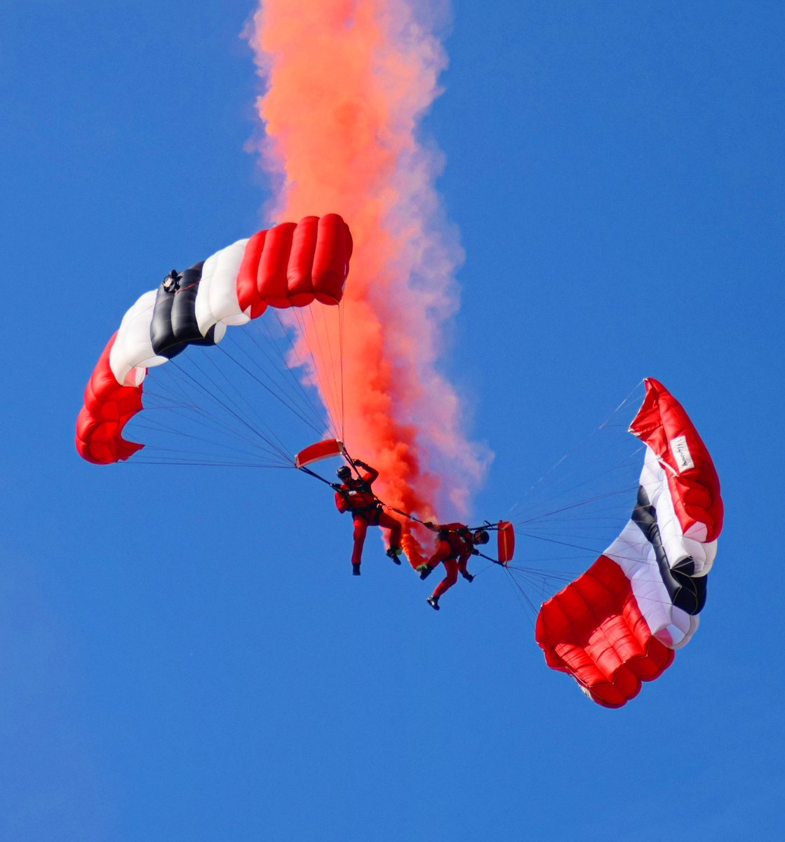 Mr_J_Sutherland's tweet photo. Red Devils putting on a good show at todays #Paras10Colchester2022 . #RedDevils https://t.co/cjWo48Leaf