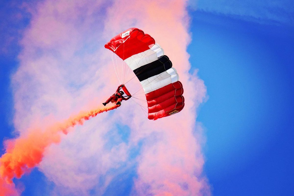 Mr_J_Sutherland's tweet photo. Red Devils putting on a good show at todays #Paras10Colchester2022 . #RedDevils https://t.co/cjWo48Leaf
