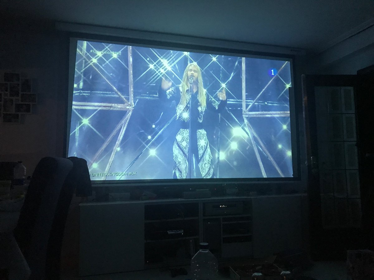 JesusMnuelPablo's tweet photo. #Eurovision porque #UK y #esp comparten vestuario?
Le queda mejor a ella https://t.co/rasx2luG3z